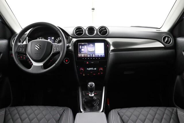 Suzuki VITARA 1.4 Boosterjet Style Smart Hybrid | Diamond Stitching Lederen Bekleding | Black Rhino Pakket | Stoelverwarming | Grootscherm Navigatie | Demo Korting |