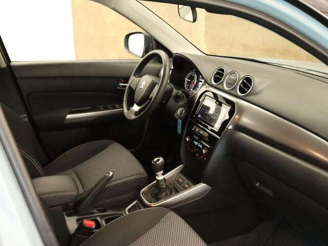 Suzuki VITARA 1.4 Boosterjet Select Smart Hybrid - ORIGINEEL NEDERLANDSE AUTO - AFNEEMBARE TREKHAAK - TREKGEWICHT 1500 KG!!! - NAVIGATIE - DODEHOEK DETECTIE - TWO TONE LAK - CLIMATE CONTROL - VOORSTOELEN VERWARMD