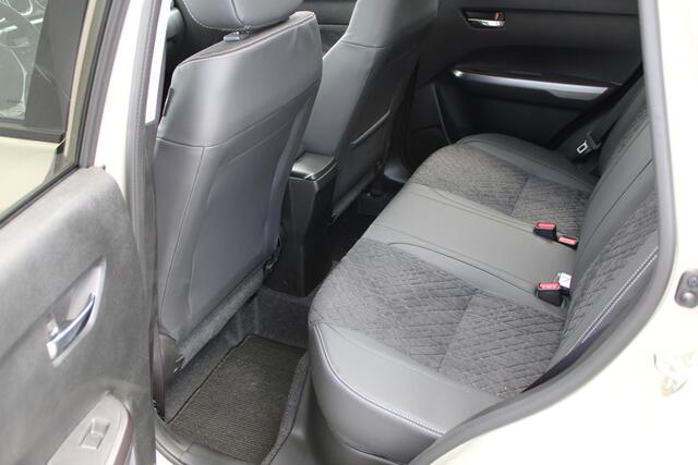 Suzuki VITARA 1.5 Hybrid Style Demo Voordeel, Parkeersensoren voor en Achter, Draadloos Carplay en Panorama Dak.