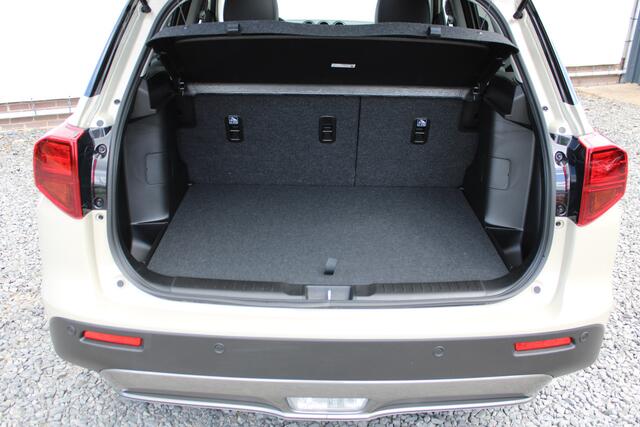 Suzuki VITARA 1.5 Hybrid Style Demo Voordeel, Parkeersensoren voor en Achter, Draadloos Carplay en Panorama Dak.