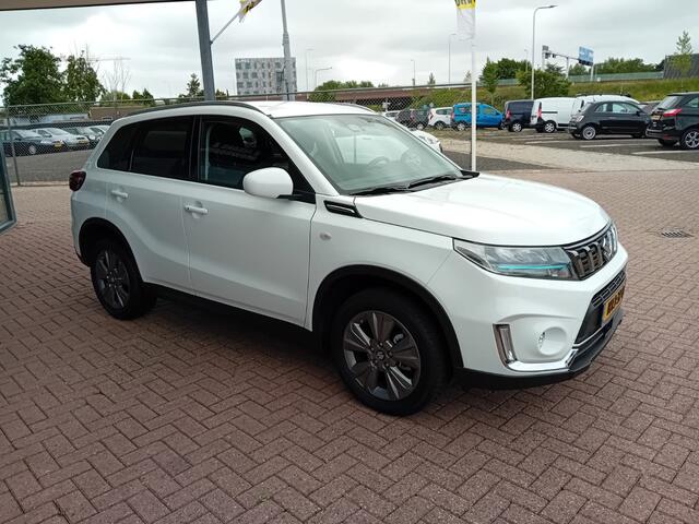 Suzuki VITARA 1.5 Hybrid Select Automaat, Airco(automatisch), Carplay/Android auto, Navigatie, Dode hoek detector, Cruise control adaptief, Stoelverwarming, Achteruitrijcamera, Keyles entry and go, etc,etc.., Zeer mooie auto, 1e eigenaar, Dealer onderhouden, Fabrieksga