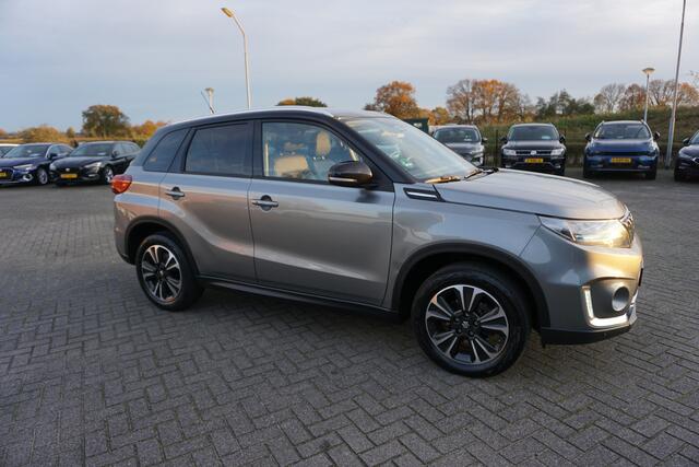 Suzuki VITARA 1.4 BOOSTERJET STYLE LUXE SMART HYBRID TWO TONE DEALER ONDERHOUDEN CAMERA AFN.TREKHAAK AFWIJKENDE DAKKLEUR LED NAVI ANDROID/APPLECARPLAY ADAPTIEVE CRUISE CLIMA PDC KEYLESS BLUETOOTH ENZ...