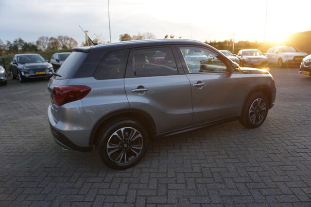 Suzuki VITARA 1.4 BOOSTERJET STYLE LUXE SMART HYBRID TWO TONE DEALER ONDERHOUDEN CAMERA AFN.TREKHAAK AFWIJKENDE DAKKLEUR LED NAVI ANDROID/APPLECARPLAY ADAPTIEVE CRUISE CLIMA PDC KEYLESS BLUETOOTH ENZ...