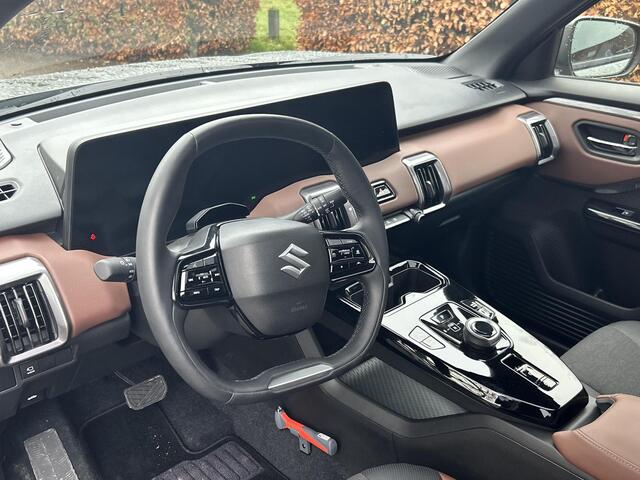 Suzuki VITARA e Style 61 kWh **NIEUWE BI-TONE KLEUR LAND BREEZE/ BLUISH BLACK/ PANORAMA/ NIEUWE AUTO**