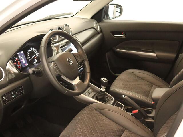 Suzuki VITARA 1.4 Boosterjet Style Smart Hybrid - APPLE CARPLAY/ANDROID AUTO - VOORSTOELEN VERWARMD - AFNEEMBARE TREKHAAK (1500KG GEREMD) - ADAPTIEVE CRUISE CONTROL - DODEHOEKDETECTIE - PANORAMADAK - KEYLESS ENTRY/START - CLIMATE CONTROL - PARKEERSENSOREN VOOR EN ACHTE