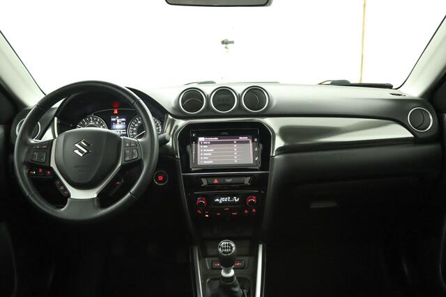 Suzuki VITARA 1.4 Boosterjet Style Smart Hybrid | Climate control | Cruise control adaptive | Navigatie | Apple car play, Android auto | Stoelverwarming | Trekhaak | Panoramadak |