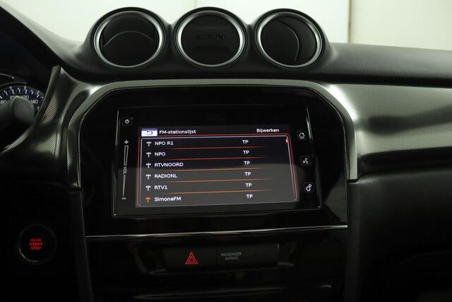Suzuki VITARA 1.4 Boosterjet Style Smart Hybrid | Climate control | Cruise control adaptive | Navigatie | Apple car play, Android auto | Stoelverwarming | Trekhaak | Panoramadak |
