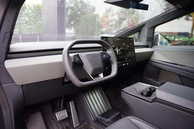 Tesla CYBERTRUCK AWD 100 kWh Foundation Series