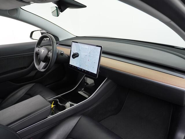 Tesla Model 3 SR+60kWh 325PK 18" AutoPilot Leer PanoDak Adaptive cruise Camera's Elektr.-Stuur+Stoelen+Spiegels+Geheugen+Easy-Entry+Verwarmde stoelen Park assistent PDC-A+Voor WIFI Ecc Lane-Assist Speed-Assist Standard RWD Plus Navi LED-a+v Comfortstoelen ACC DAB Voorv