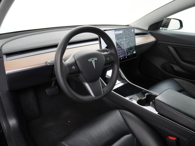 Tesla Model 3 RWD SR+ 60kWh 325PK Trekhaak Lmv 19" AutoPilot FSD-3 Comp. Premium Luidsprekers Leder PanoDak Adaptive-Cruise Camera's Elektr.-Stuur+Stoelen+Spiegels+Geheugen+Easy-Entry+Verwarmde stoelen ParkAssistent PDC WIFI Ecc Lane-Assist Speed-Assist RWD Navi LED Co