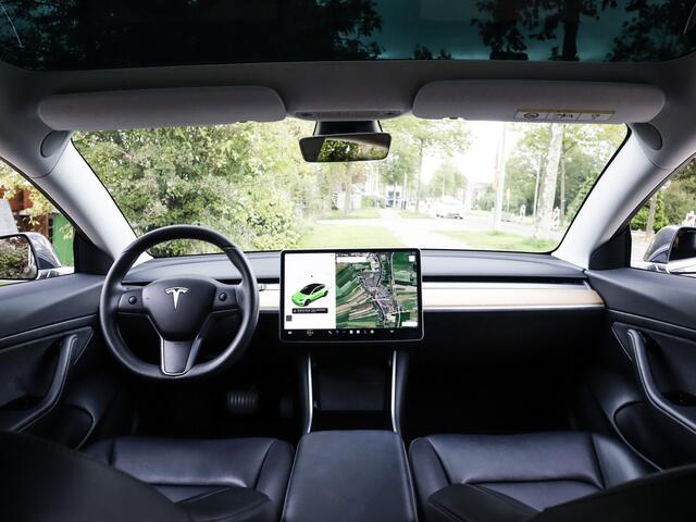 Tesla Model 3 Standard RWD Plus 60 kWh (239 PK) 2e-Eig. Dealer-Onderh. BOVAG-Garantie. NL-Auto. Panoramadak, Autopilot, Achteruitrijcamera, Keyless-Entry/Start, Parkeersensoren-V+A, Licht-Zicht-Pakket, Lm-Velgen-18Inch, Privacy-Glas