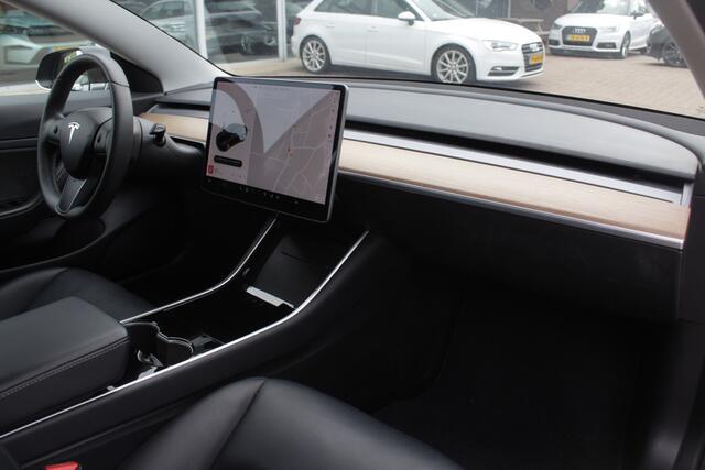 Tesla Model 3 Long Range AWD 75 kWh / Trekhaak / Autopilot / Panoramadak / Camera / Premium Audio / 19'' / Leder