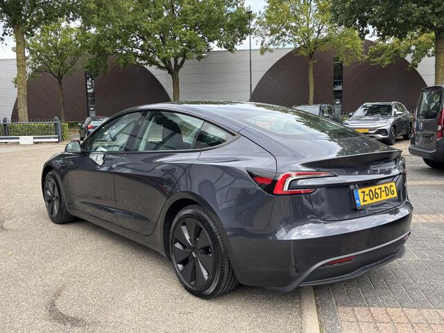 Tesla Model 3 RWD 60 kWh VAN: 38.900,- VOOR: 36.440,- UW HERFSTVOORDEEL: 2.460,- | ORIG. NL | 1E EIGENAAR | VOLLEDIGE TESLA GARANTIE T/M 03-2028/80.000KM | AANDRIJFLIJN EN ACCU T/M 03-2032 OF 160.000KM