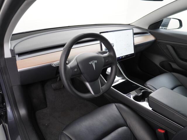 Tesla Model 3 RWD SR+ 60kWh Trekhaak Af-Fabriek Leder Adaptieve Cruise Control Panoramadak Stoelverwarming Navi Ecc Autopilot Camera's Lmv Intel Atom® Wifi Keyless DAB Spotify Apple Music Tidal Bluetooth Premium Luidsprekers 1.000kg Trekvermogen 1e Eigenaar Origineel N