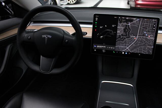 Tesla Model 3 RWD Autopilot ACC Stuurverwarm. PDC Leer Navi Panoramadak 360° Elektr. achterklep Stoelverwarming voor & achter Climate voor & achter LM velgen BTW auto! Nieuw!