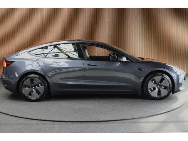 Tesla Model 3 Standard Plus ACC Autopilot Stuurverwarm. PDC Leer Navi Panoramadak 360° Elektr. achterklep Stoelverwarming voor & achter Climate voor & achter LM velgen BTW auto! Nieuw!