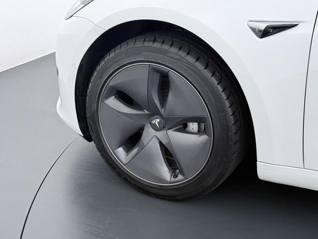 Tesla Model 3 RWD SR+ 60kWh 325PK Lmv 18" AutoPilot Leder PanoDak Adaptive-Cruise Lmv Camera's Elektr.-Stuur+Stoelen+Spiegels+Geheugen+Easy-Entry+Verwarmde stoelen Park assistent PDC WIFI Lane-Assist Speed-Assist Navi LED Comfortstoelen ACC DAB Keyless en Voorverwarmen