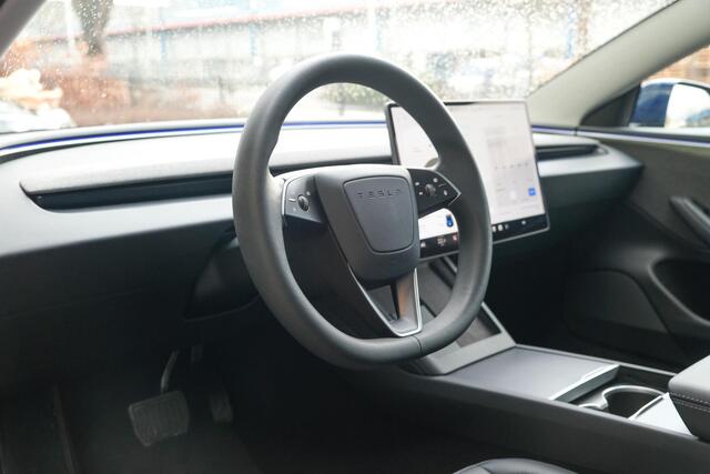 Tesla Model 3 283pk MJ2024 Nieuw model RWD 60 kWh Autopilot Zwart leder Stoelverwarming Camera NLauto 1e eigenaar