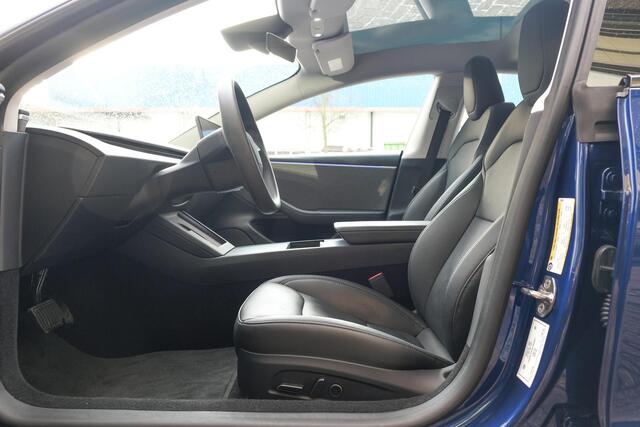 Tesla Model 3 283pk MJ2024 Nieuw model RWD 60 kWh Autopilot Zwart leder Stoelverwarming Camera NLauto 1e eigenaar