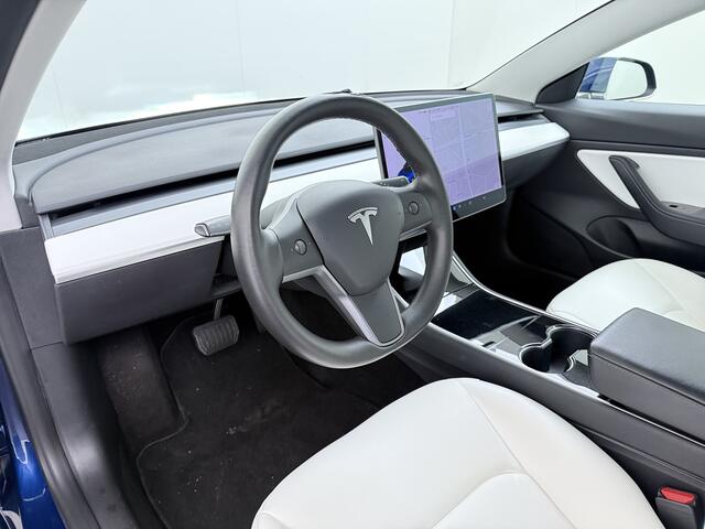 Tesla Model 3 RWD Plus 325PK SOH 91% Lmv 19" Ivoor kleurig Leder 3 AutoPilot Panoramadak Adaptive.Cruise Camera's Elektr.Stuur+Stoelen+Spiegels+Geheugen+Easy-Entry+Verwarmde stoelen Park assistent PDC WIFI Lane-Assist Speed-Assist Navi Ecc Led ACC DAB Voorverwarmen en