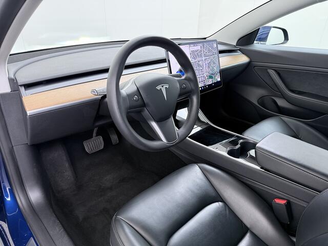 Tesla Model 3 RWD SR plus 325PK LFP Accu Trekhaak Lmv 18" AutoPilot Leder Panoramadak Adaptive-Cruise Camera's Elektr.-Stuur+Stoelen+Spiegels+Geheugen+Easy-Entry+Verwarmde stoelen Park assistent Pdc WIFI Lane-Assist Speed-Assist Navi LED DAB Voorverwarmen Keyless One-P