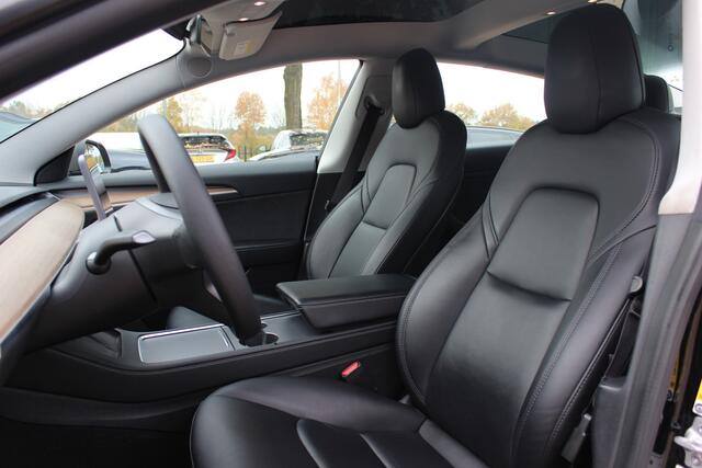 Tesla Model 3 Standard RWD Plus 60 kWh / FACELIFT / Trekhaak / Autopilot / Panoramadak / Camera / Leder / 18'' / Leder / Premium Audio / Warmtepomp