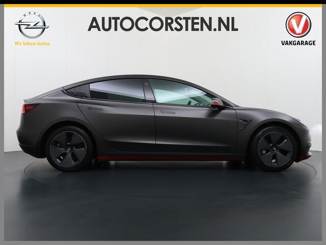 Tesla Model 3 Long Range AWD 75kWh Facelift Warmtepomp Trekhaak SOH 88% Wrap AutoPilot Leder Panoramadak Adaptive-Cruise Camera's Elektr.-Stuur+Stoelen+Spiegels+Geheugen+Easy-Entry+Verwarmde stoelen Park assistent Pdc WIFI Lane-Assist Privacy Glas Navi LED DAB Voorverw