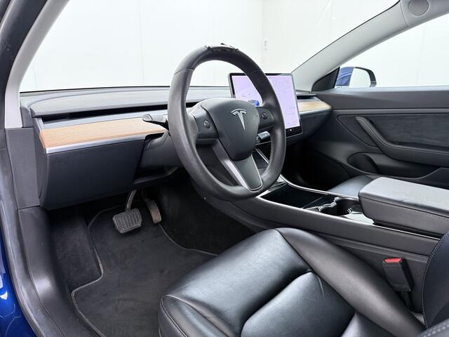 Tesla Model 3 SR+ 325PK Trekhaak AutoPilot Leer PanoramaDak Adaptive Cruise Lmv 18" Camera's Elektr.-Stuur+Stoelen+Spiegels+Geheugen+Easy-Entry+Verwarmde stoelen Park assistent Pdc WIFI Ecc Lane-Assist Speed-Assist Soh 83% Ecc Navi Led DAB Voorverwarmen interieur via A