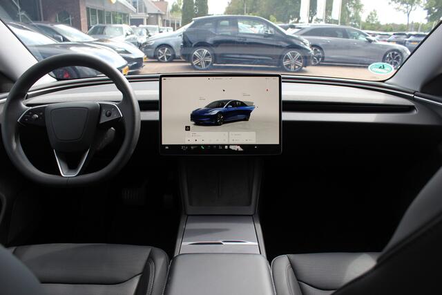 Tesla Model 3 RWD 60 kWh / Autopilot 4 / 4season banden / Panoramadak / Camera / Leder / 18'' / Navigatie / Stoelverwarming