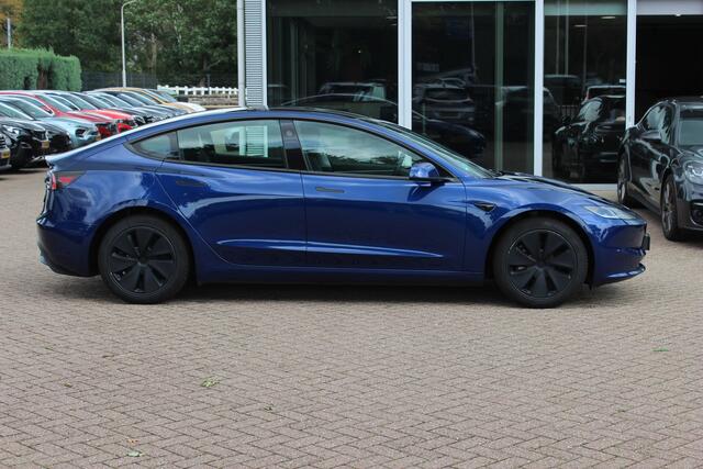 Tesla Model 3 RWD 60 kWh / Autopilot 4 / 4season banden / Panoramadak / Camera / Leder / 18'' / Navigatie / Stoelverwarming