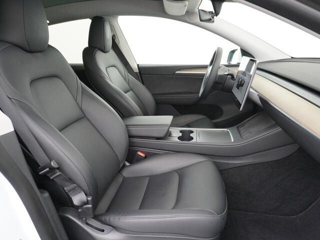 Tesla Model Y RWD 58kWh Lmv 20" Warmtepomp LFP-Accu Autopilot FSD-Computer 3 Leder Panoramadak Stoel+Stuur verwarming Navi Ecc Premium Audio Keyless Camera's Parkeer Assistent PrivacyGlas Bluetooth Dodehoek detector Connected services AMD-Ryzen Processor Origineel Nede