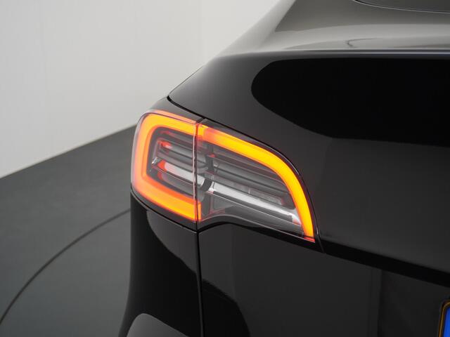 Tesla Model Y Long Range AWD 75 kWh VAN: 43.900,- VOOR: 40.877,- UW LENTEVOORDEEL: 4.023,- VOLLEDIGE TESLA GARANTIE T/M 04-2027 | AANDRIJFLIJN EN ACCU T/M 04-2031