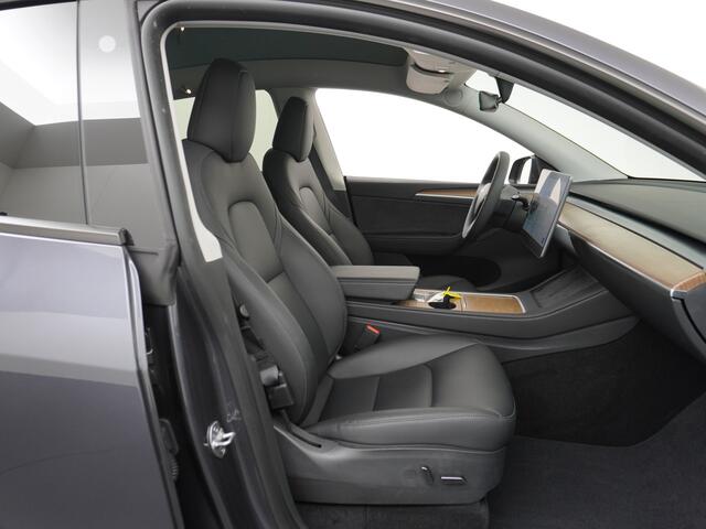 Tesla Model Y RWD 60kWh LFP 300PK Warmtepomp FSD-Computer 3 Auto-Pilot Sleutel-loos(via-GSM) Leder Premium Audio Camera's Panormadak Adap.Cruise Lmv 19" Navi Ecc Stoel+Bank+Stuurverwarmd+Elektr.Verst.+Geh. Park-Assist RWD Elektr. Acht.klep WiFi Priv.Glass AEB ASR ESP I