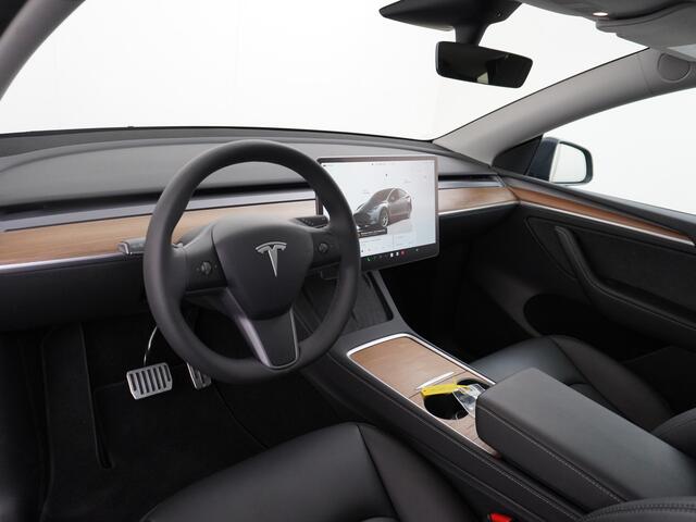 Tesla Model Y RWD 60kWh LFP 300PK Warmtepomp FSD-Computer 3 Auto-Pilot Sleutel-loos(via-GSM) Leder Premium Audio Camera's Panormadak Adap.Cruise Lmv 19" Navi Ecc Stoel+Bank+Stuurverwarmd+Elektr.Verst.+Geh. Park-Assist RWD Elektr. Acht.klep WiFi Priv.Glass AEB ASR ESP I