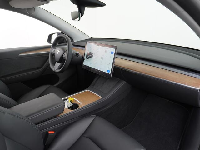 Tesla Model Y RWD 60kWh LFP 300PK Warmtepomp FSD-Computer 3 Auto-Pilot Sleutel-loos(via-GSM) Leder Premium Audio Camera's Panormadak Adap.Cruise Lmv 19" Navi Ecc Stoel+Bank+Stuurverwarmd+Elektr.Verst.+Geh. Park-Assist RWD Elektr. Acht.klep WiFi Priv.Glass AEB ASR ESP I