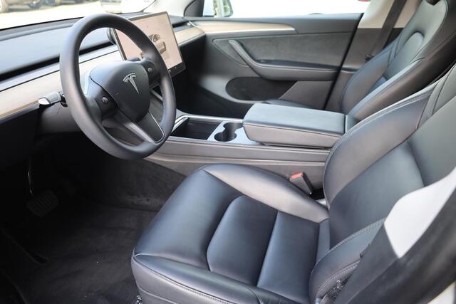 Tesla Model Y RWD 58 kWh PANO AUTOPILOT STANDAARD PREMIUM-CONNECTIVITY 20"LMV LEER SFEERVERLICHTING STOELVERWARMING ELEK.LAADKLEP NAP ENZ.