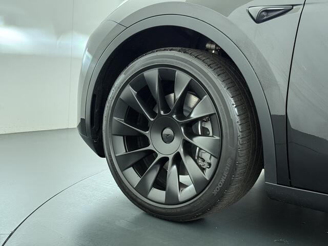 Tesla Model Y RWD LFP-Accu SOH 94% Leder Lmv 20" Warmtepomp Camera's Panormadak Adap.Cruise Navi Ecc Autopilot Stoel+Stuur+Achterbank Verwarming Elek.Achterklep Dodehoek detector Draadloze telefoonlader Origineel Nederlandse Auto Fabrieksgarantie tot 25-6-2028/80.000km