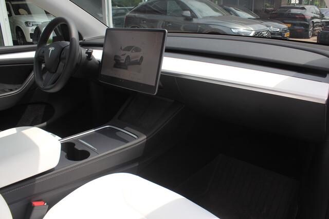 Tesla Model Y Performance AWD 75 kWh / Trekhaak / Autopilot / Panoramadak / Camera / 21'' / Keyless / Leder / Dodehoek / Navigatie / Stoelverwarming