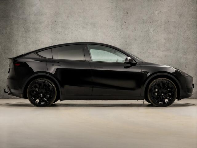 Tesla Model Y RWD 58 kWh Black Edition 347Pk (AUTOPILOT, TREKHAAK, FULL SELF DRIVING COMPUTER 3, PREMIUM AUDIO, WIT LEER, PANORAMADAK, WARMTEPOMP, STUUR/STOEL VERWARMING, NIEUWSTAAT)
