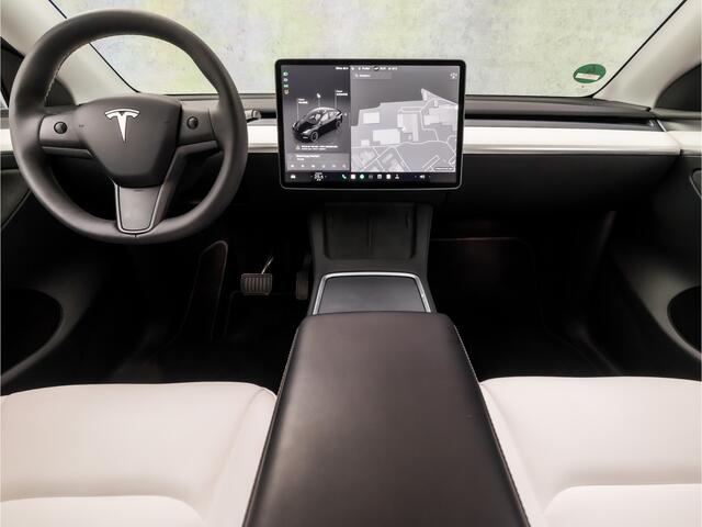 Tesla Model Y RWD 58 kWh Black Edition 347Pk (AUTOPILOT, TREKHAAK, FULL SELF DRIVING COMPUTER 3, PREMIUM AUDIO, WIT LEER, PANORAMADAK, WARMTEPOMP, STUUR/STOEL VERWARMING, NIEUWSTAAT)