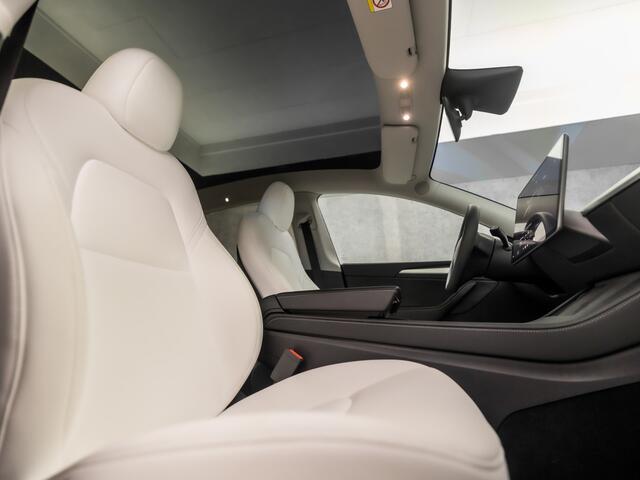 Tesla Model Y RWD 58 kWh Black Edition 347Pk (AUTOPILOT, TREKHAAK, FULL SELF DRIVING COMPUTER 3, PREMIUM AUDIO, WIT LEER, PANORAMADAK, WARMTEPOMP, STUUR/STOEL VERWARMING, NIEUWSTAAT)