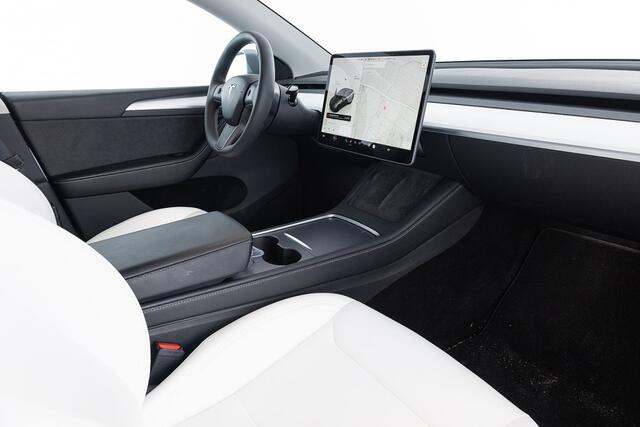 Tesla Model Y RWD 58 kWh | PANORAMADAK | LEDER