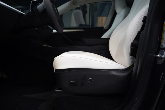 Tesla Model Y Long Range Dual Motor AWD 514pk Afn. trekhaak Navi Camera Leer Warmtepomp ACC Autopilot PDC Elektr. achterklep Stoelverwarmimg voor en achter Stuurverwarming Optie: Full Self-Driving Capability BTW auto