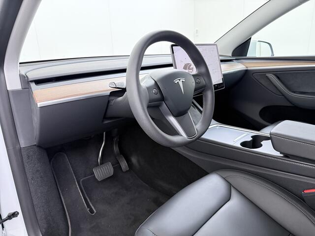 Tesla Model Y RWD SOH 95% Warmtepomp LFP-Accu Leder Lmv Camera's Panoramadak Adap.Cruise Navi Ecc Autopilot Stoel+Stuur+Achterbank Verwarming Elek.Achterklep Dodehoek detector Draadloze telefoonlader 1e Eigenaar Origineel Nederlandse Auto Fabrieksgarantie op Motor en A