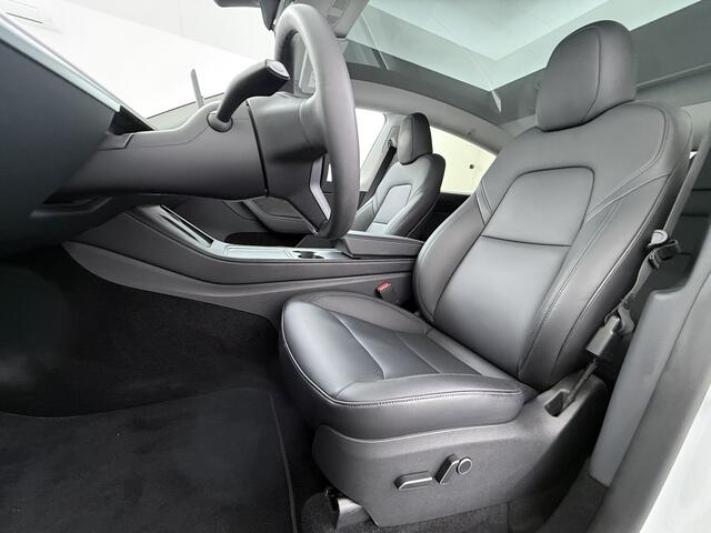 Tesla Model Y RWD SOH 95% Warmtepomp LFP-Accu Leder Lmv Camera's Panoramadak Adap.Cruise Navi Ecc Autopilot Stoel+Stuur+Achterbank Verwarming Elek.Achterklep Dodehoek detector Draadloze telefoonlader 1e Eigenaar Origineel Nederlandse Auto Fabrieksgarantie op Motor en A