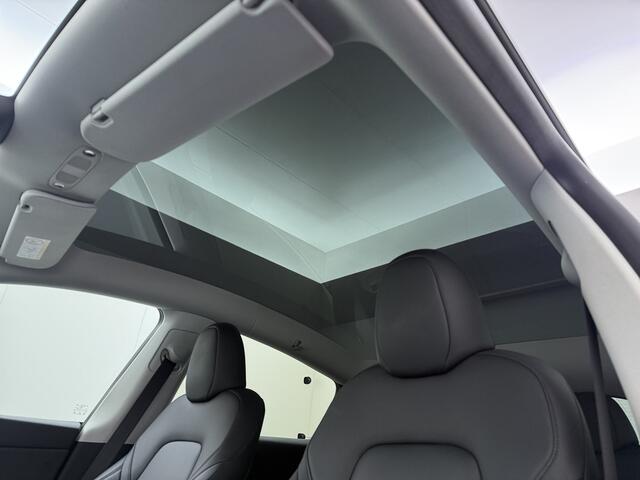 Tesla Model Y RWD 300pk Trekhaak SOH 92% Warmtepomp LFP-Accu Leer Lmv Camera's Panoramadak Adap.Cruise Navi Ecc Autopilot Stoel+Stuur+Achterbank Verwarming Elek.Achterklep Dodehoek detector Draadloze telefoonlader 1e Eigenaar 1.600KG Trekgewicht Fabrieksgarantie op Mot