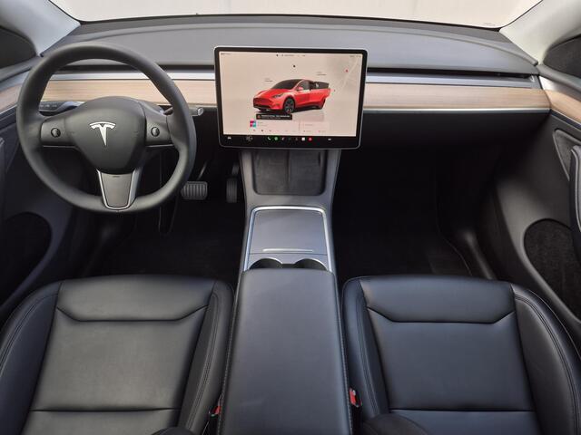 Tesla Model Y Long Range RWD 75 kWh Automaat / CCS snellader / Panoramadak / Trekhaak afneembaar / Basic Autopilot / Rondomzicht camera / Trekgewicht 1600 kg / Stuur- Stoel & Voorruitverwarming / Elektrische achterklep / Adaptief cruise control /
