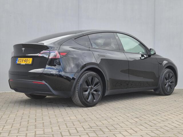 Tesla Model Y Long Range RWD 75 kWh Automaat / CCS snellader / Panoramadak / Trekhaak afneembaar / Basic Autopilot / Rondomzicht camera / Trekgewicht 1600 kg / Stuur- Stoel & Voorruitverwarming / Elektrische achterklep / Adaptief cruise control /