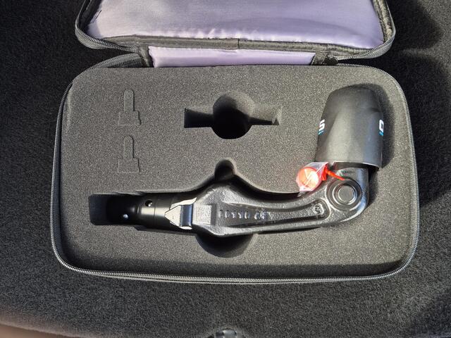 Tesla Model Y Long Range RWD 75 kWh Automaat / CCS snellader / Panoramadak / Trekhaak afneembaar / Basic Autopilot / Rondomzicht camera / Trekgewicht 1600 kg / Stuur- Stoel & Voorruitverwarming / Elektrische achterklep / Adaptief cruise control /