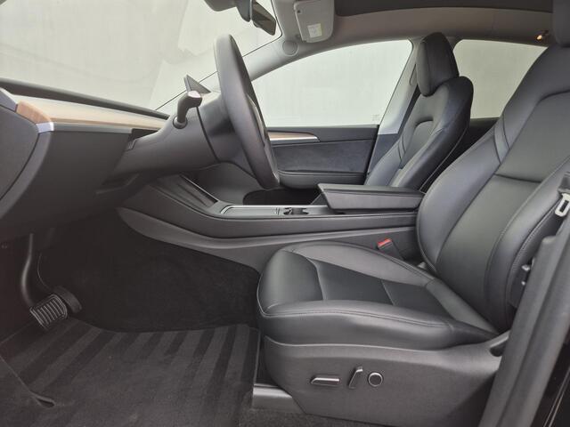 Tesla Model Y Long Range RWD 75 kWh Automaat / CCS snellader / Panoramadak / Trekhaak afneembaar / Basic Autopilot / Rondomzicht camera / Trekgewicht 1600 kg / Stuur- Stoel & Voorruitverwarming / Elektrische achterklep / Adaptief cruise control /